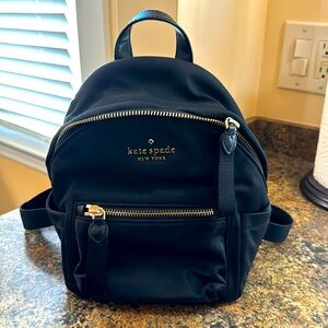 Kate Spade 😊Backpack Chelsea small Black Gold Hardware
Nylon Zipper Logo Purse